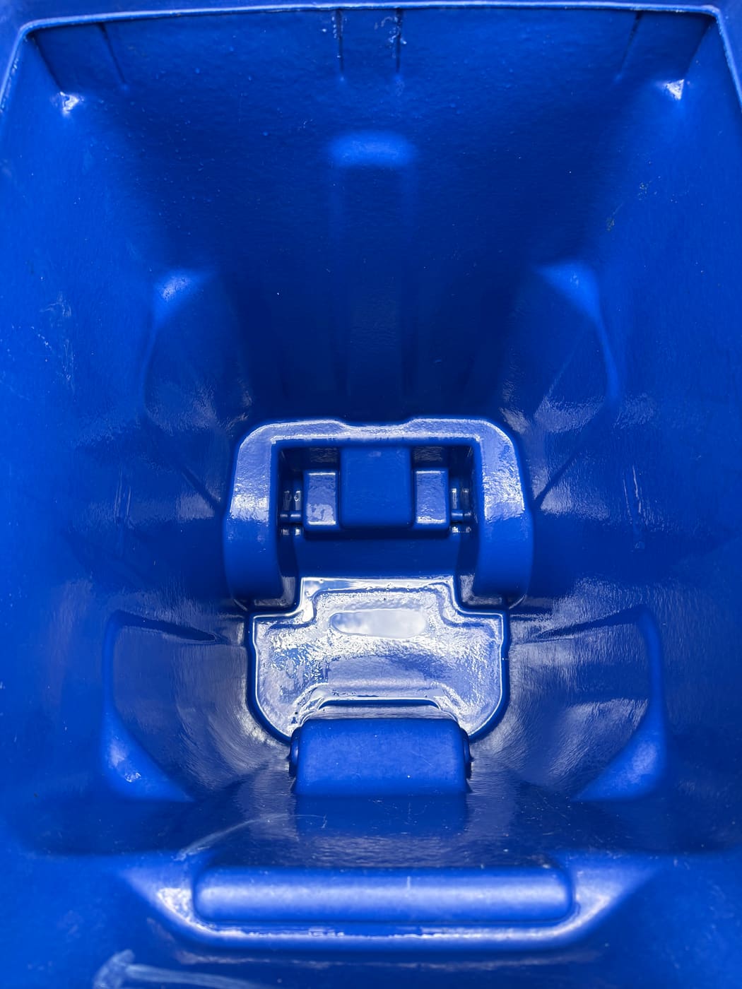 Recycling bin after cleaning